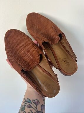 Frye Terri Woven Gore Mule Size 8 Cognac